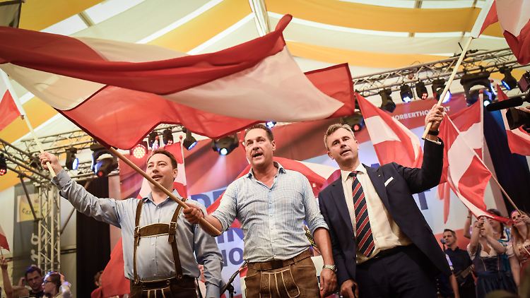 Spitzenpolitiker der FPÖ läuten die neue Runde der Präsidentschaftswahlen an: Kandidat Norbert Hofer, Parteichef Heinz-Christian Strache und der stellvertretende Landeshauptmann Oberösterreichs, Manfred Haimbuchner (v.r.).