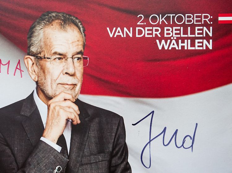 Schmierereien auf einem Wahlplakat des grünen Präsidentschaftskandidaten Alexander van der Bellen. Seit einer Morddrohungen aus Neonazi-Kreisen steht er unter besonders starkem Personenschutz.