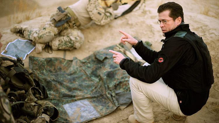 Guttenberg bei einem Besuch deutscher Soldaten auf dem Westplateau in der Nähe von Kundus in Afghanistan.