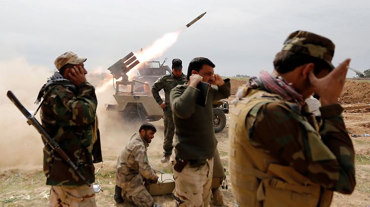 Schiitische Milizen greifen den IS im Irak an.