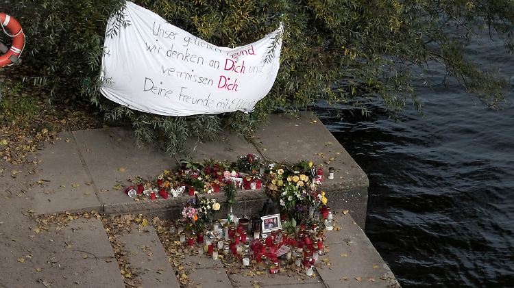 Blumen, Kerzen und ein Banner an der Stelle, an der der 16-Jährige niedergestochen wurde.