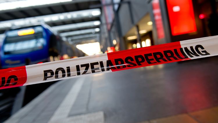 Nur mit Mühe kriegt die Münchner Polizei die Lage am Ostbahnhof unter Kontrolle.