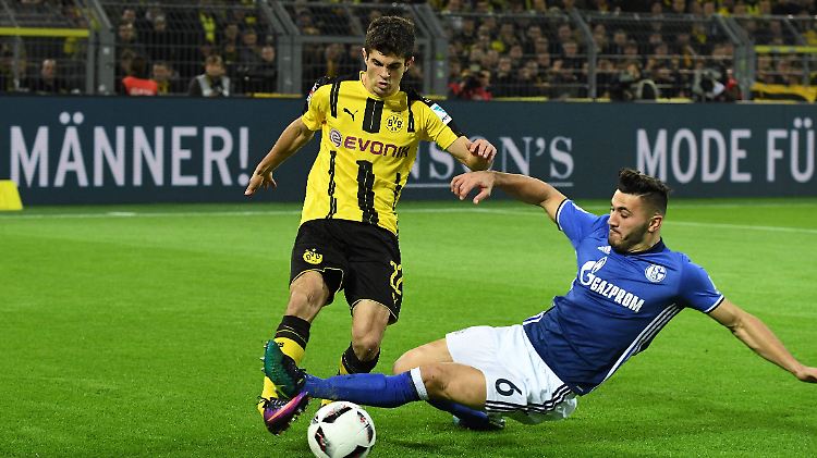 Nicht nett: Schalkes Sead Kolasinac gegen Dortmunds Christian Pulisic.