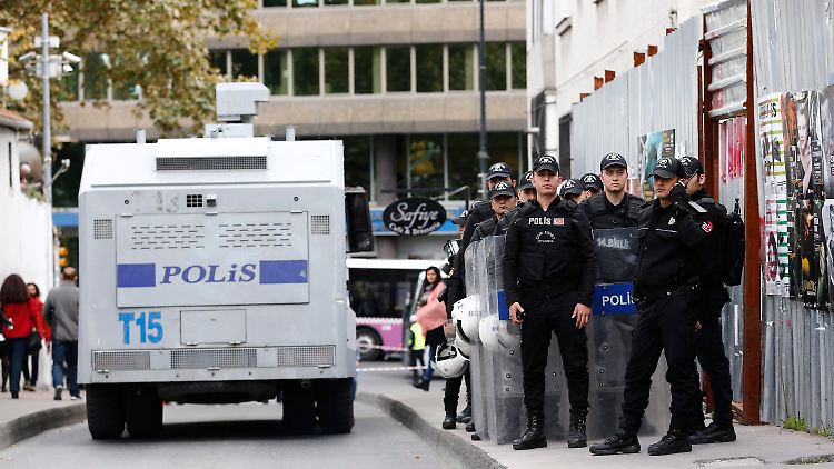 Polizisten vor dem Sitz der "Cumhuriyet" in Istanbul.