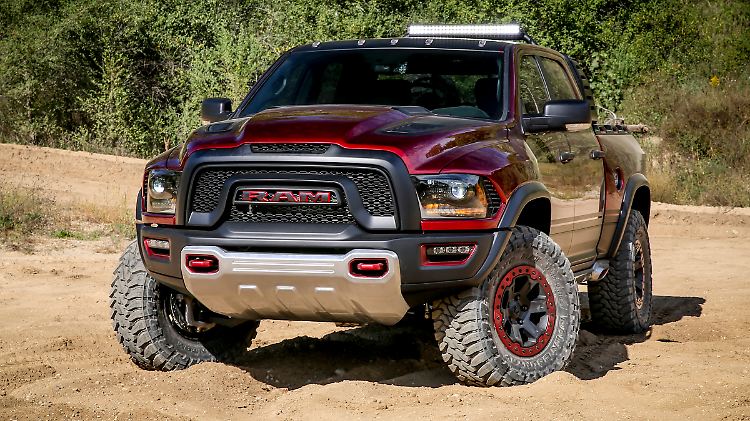 Dank 34 Zentimeter Federweg sollen auch Sprünge kein Problem für den Ram Rebel TRX sein.