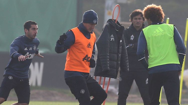 Bastian Schweinsteiger darf wieder mit der Profimannschaft von Manchester United trainieren - hier mit den Kollegen Henrich Mchitarjan (l.) und Marouane Fellaini.