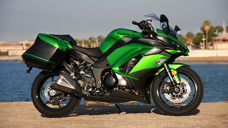 Am auffälligsten werden die Neuerungen an der Kawasaki Z1000SX durch die sportliche Front gekennzeichnet.