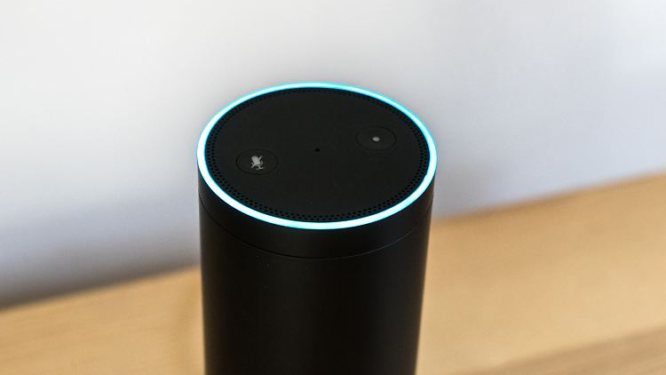 Leuchtet am Amazon Echo der Ring, hört Alexa zu.