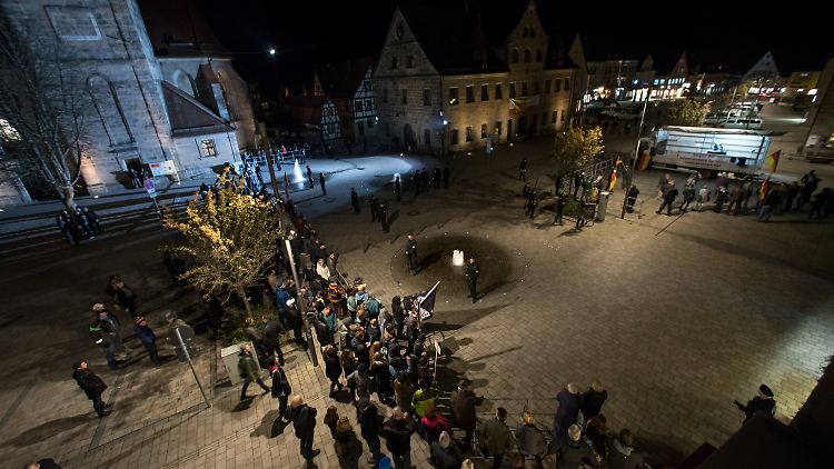 Das Altdorfer Bündnis für Toleranz und Respekt (links) demonstriert gegen eine Pegida-nahe Veranstaltung (rechts).