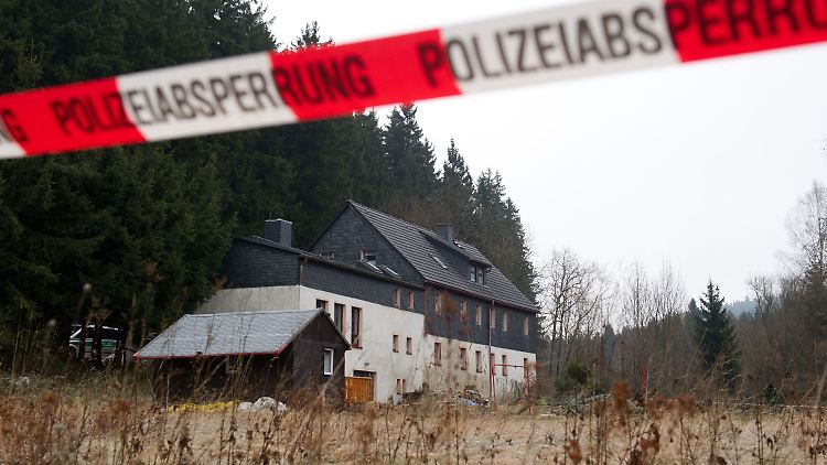 Im November 2013 soll der ehemalige LKA-Mann den aus Hannover stammenden Wojciech S. in seinem Haus im Gimmlitztal im Erzgebirge getötet, ihm dann die Geschlechtsteile abgeschnitten und schließlich den Körper mit Messer und Elektrosäge zerteilt haben.