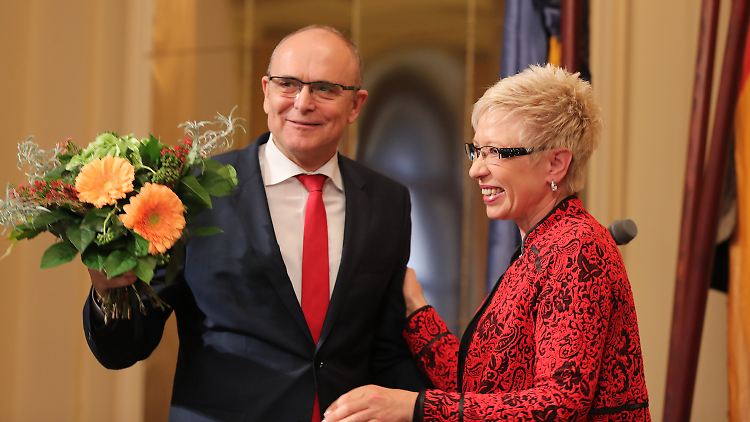 Landtagspräsidentin Sylvia Bretschneider gratuliert Erwin Sellering zur Wiederwahl.