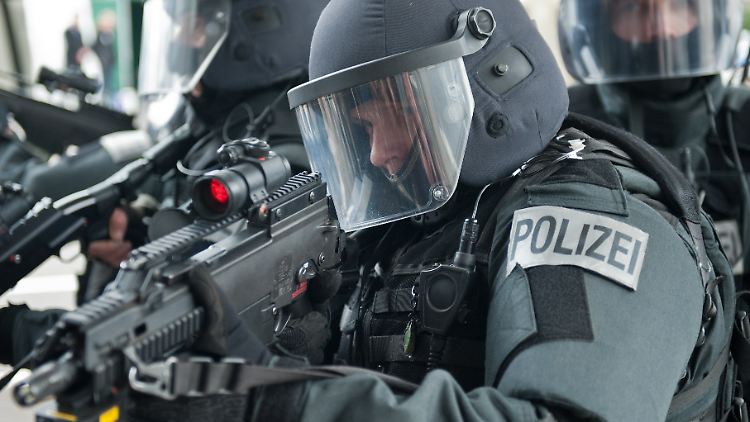 Als den Eheleuten die Waffen abgenommen werden, ist auch das Spezialeinsatzkommando vor Ort, um die Polizeibeamten zu schützen (Symbolbild).
