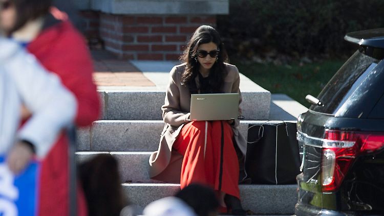 Huma Abedin sagt, sie habe keine Ahnung, wie die Mails auf den Rechner ihres Mannes gekommen sind.