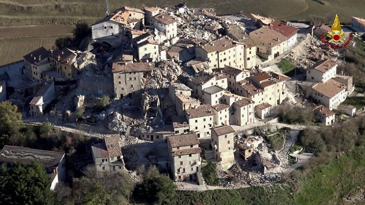 Blick auf das Dorf Castelluccio - die Erde verschob sich in der Gegend um 70 Zentimeter.