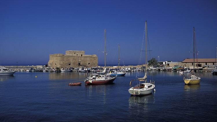 Der Hafen von Paphos liegt malerisch am Mittelmeer.