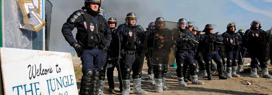 Polizisten im Flüchtlingslager von Calais.