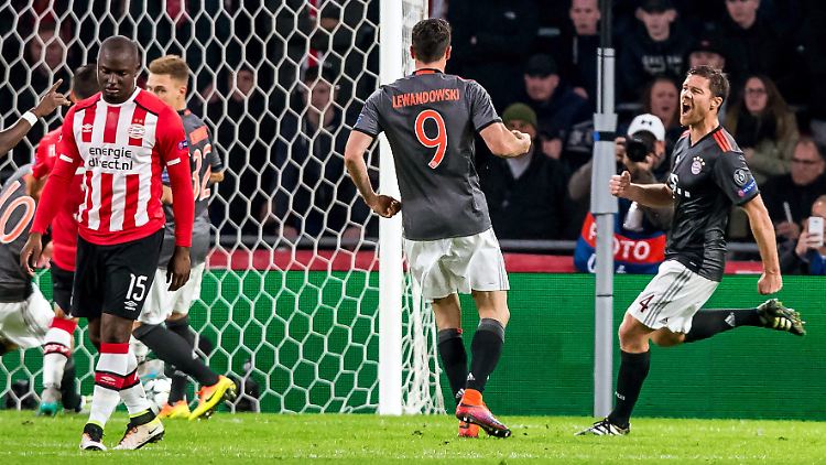 Robert Lewandowski feiert zusammen mit Xabi Alonso (r.) seinen Siegtreffer zum 2:1.