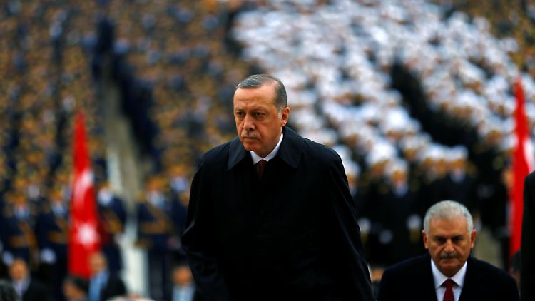 Präsident Erdogan (l.) und Ministerpräsident Yildirim begehen den türkischen Nationalfeiertag in Anitkabir. Doch Grenzen der Republik, die vor rund 100 Jahren durch die Siegermächte des Ersten Weltkriegs gezogen wurden, bewerten sie kritisch. 