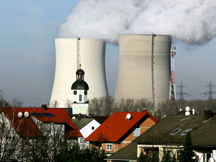Am Fuße der Kühltürme des AKW Philippsburg könnte ein Zwischenlager für Castor-Behälter errichtet werden.