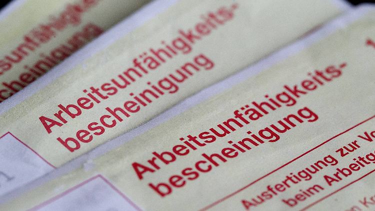 Ein Arbeitnehmer ist bei Arbeitsunfähigkeit durchgehend, ohne zeitliche Begrenzung, verpflichtet, dem Arbeitgeber ärztliche Atteste einzureichen. 
