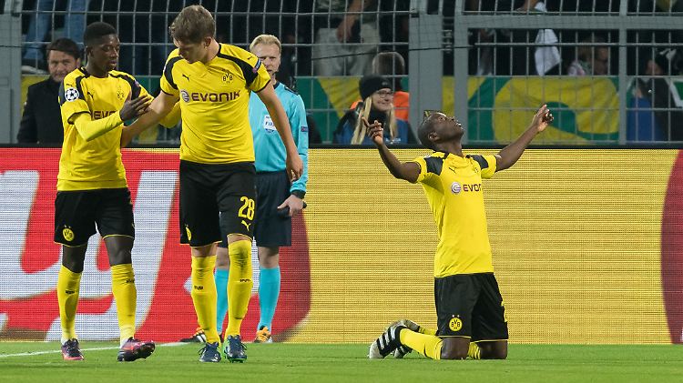 Adrian Ramos (r.) bedankte sich ganz oben für seinen Siegtreffer.