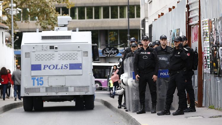 Polizisten vor der "Cumhuriyet"-Redaktion: Özdemir findet klare Worte für das Vorgehen der Regierung.