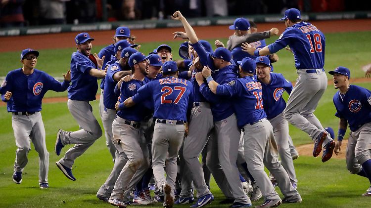 Riesiger Jubel nach dem letzten Wurf bei den Chicago Cubs.