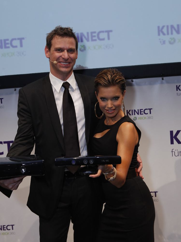 Microsoft-Manager Oliver Kaltner engagierte für die Premierenfeier Showstar Silvie van der Vaart.