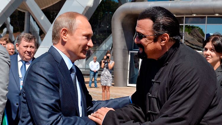 Putin und Seagal sind sich schon mehrfach begegnet, hier im vergangenen Jahr in Wladiwostok.