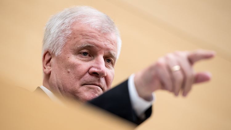 Und nun wieder alle mit gemeinsamer Melodie: Seehofer sucht den Feind nun wieder außerhalb der Union.