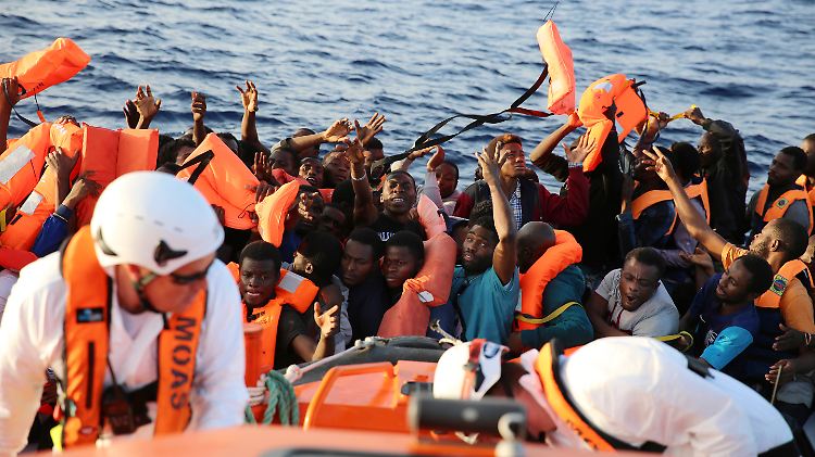 Die Überlebenden wurden von der italienischen Küstenwache auf die Insel Lampedusa gebracht. 