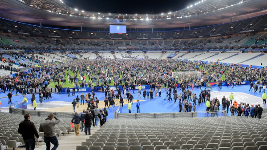 Nach dem Freundschaftsspiel am 13.November 2015 harrten die Fans beider Mannschaften stundenlang auf dem Rasen aus und durften das Stadion nicht verlassen.