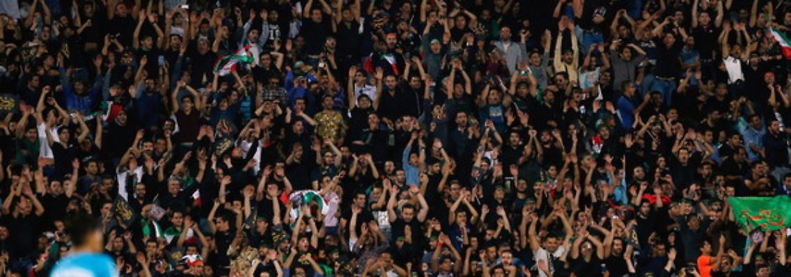 Beim Spiel gegen Südkorea feiern die iranischen Fans ihre Mannschaft - trotz nationalem Trauertag.