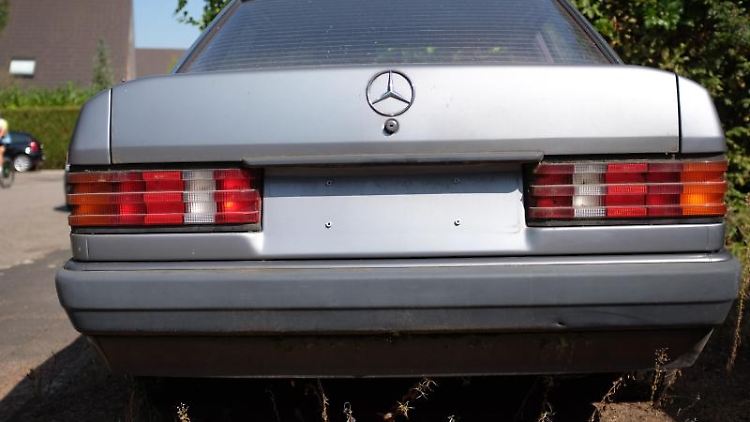Wer sein Auto stilllegen will, muss zur Zulassungsstelle neben dem Personalausweis auch die beiden Zulassungsbescheinigungen und die Nummernschilder mitnehmen. 