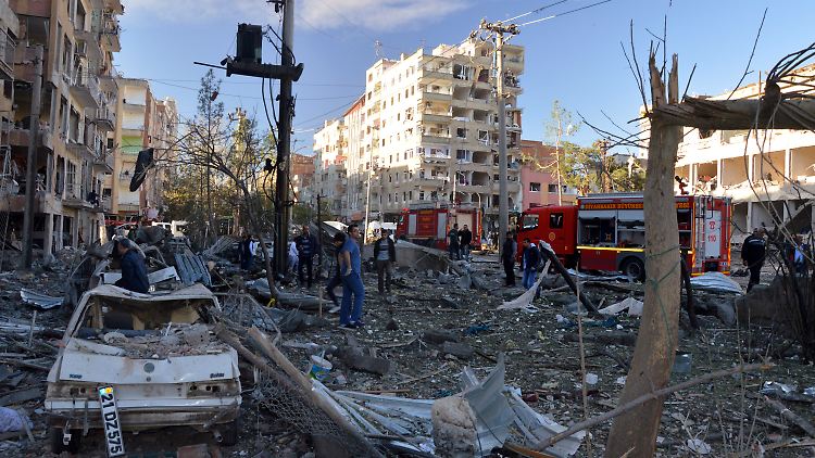 Die Explosion ereignete sich vor dem Polizeigebäude in Diyarbakir.