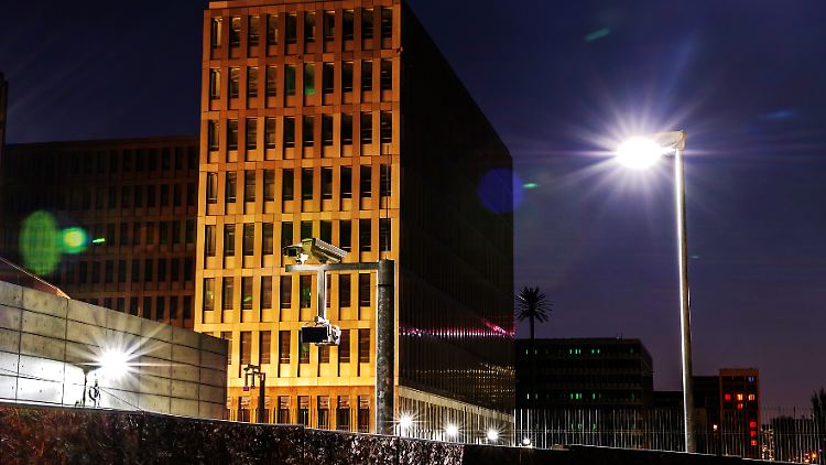 Die neue BND-Zentrale: Wenn Deutsche mit dem Ausland kommunizieren, dürfen die Agenten mithören oder -lesen. 
