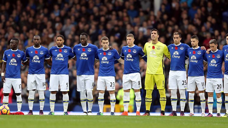 Das Klatschmohn-Symbol auf dem Trikot: die Mannschaft des FC Everton am 30. Oktober.