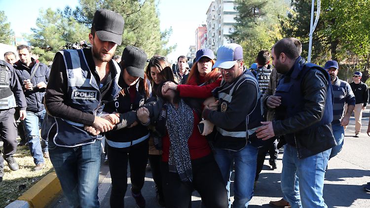 Die Polizei ging bei den Festnahmen der HDP-Politiker - hier die Parlamentsabgeordnete Sebahat Tuncel - nicht zimperlich vor.  