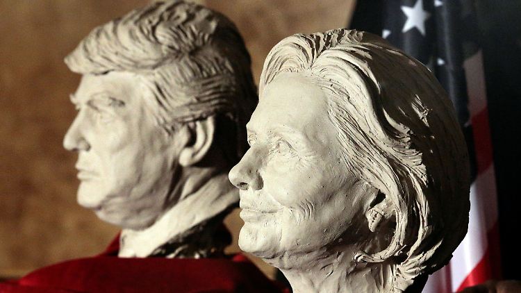Die Büsten der Gegner Hillary Clinton und Donald Trump.