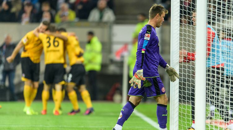 Dreimal musste Fortuna-Torwart Michael Rensing hinter sich greifen.