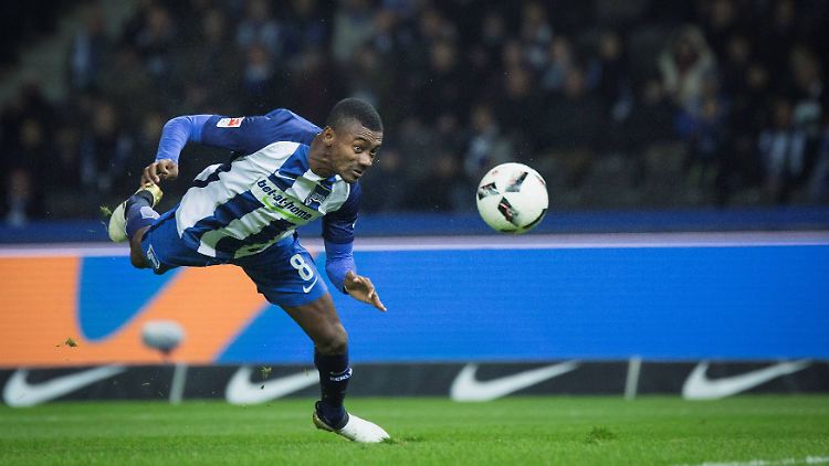 Salomon Kalou köpft zum 1:0 für Hertha BSC.