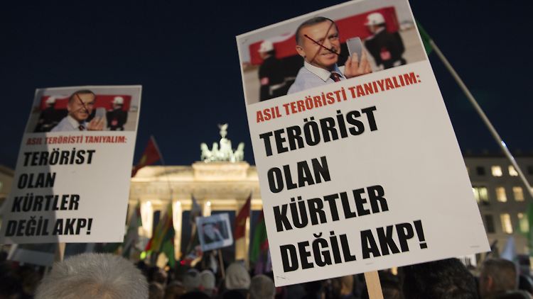 Hunderte Kurden demonstrierten am Freitag unter anderem vor dem Brandenburger Tor in Berlin.