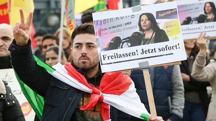 In Hamburg und anderen deutschen Städten gingen bereits am Freitag Hunderte Menschen auf die Straße.