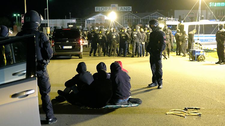 Dank eines massiven Polizeiaufgebotes fand die geplante Prügelei gar nicht erst statt.