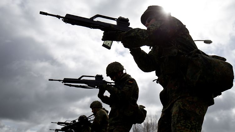 Wer sich intensiv für Waffen interessiert, sich aber nur kurz verpflichten möchte, erregt die Aufmerksamkeit des MAD.