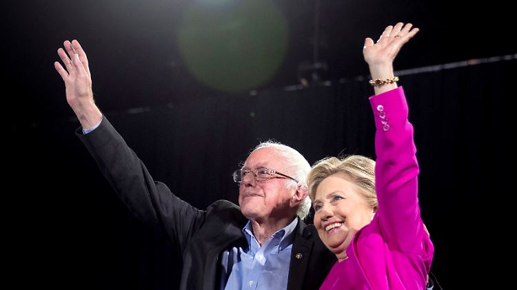Clinton war die strahlende Siegerin der demokratischen Vorwahlen. Ihren Konkurrenten Sanders ist sie aber nicht los geworden.