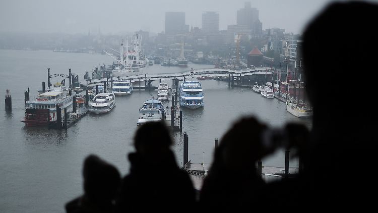 Wenn es mal ein weniger diesiger Tag ist, dürfte der Blick von der Elbphilharmonie viele Fans gewinnen. 