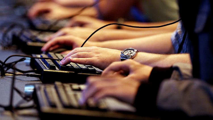 Onlinespiele sollen nach dem Willen der Drogenbeauftragten nicht mehr nur auf Sex und Gewalt allein überprüft werden.