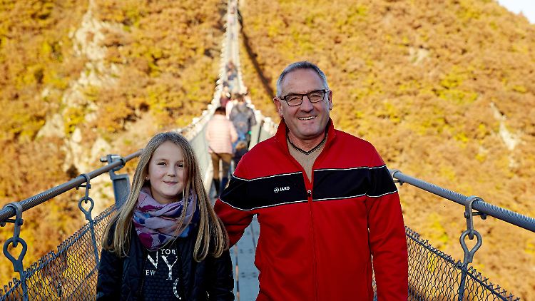 Die Brücke begeistert Jung und Alt gleichermaßen. Ralf Heim (r.) und Tochter Theresa.