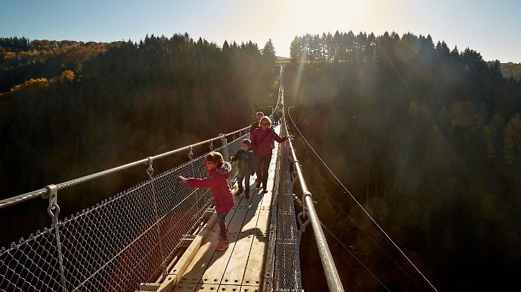 Die 100 Meter hohe und 360 Meter lange Hängeseilbrücke "Geierlay" verbindet die Dörfer Mörsdorf und Soßberg miteinander.